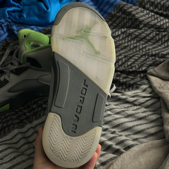 I’m selling air Jordan 5 retros the size is 8 mens basketball shoes - Picture 2 of 5